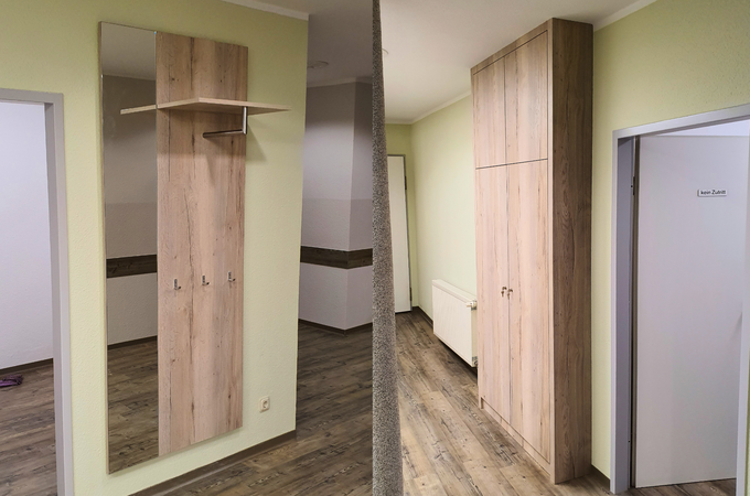 Garderobe hängend an der Wand 