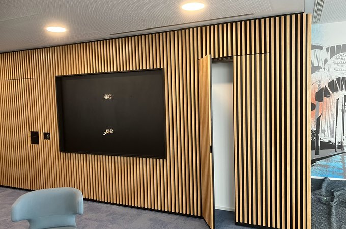 Wandverkleidung mit Eiche Lamellen