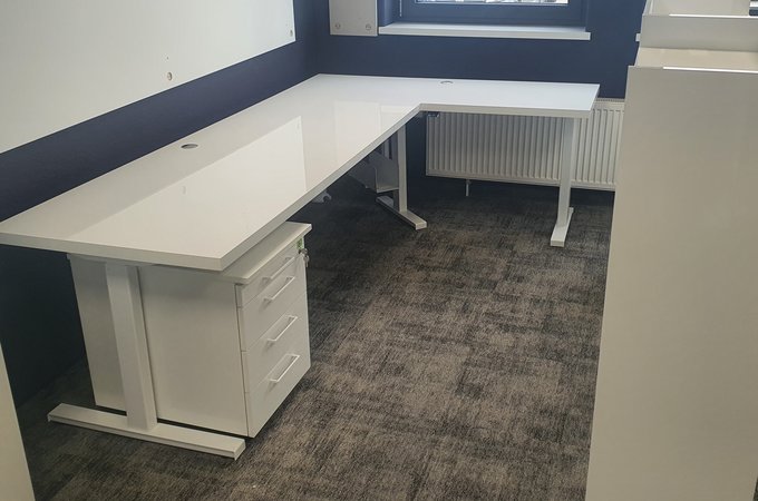 Büromöbel in weiß