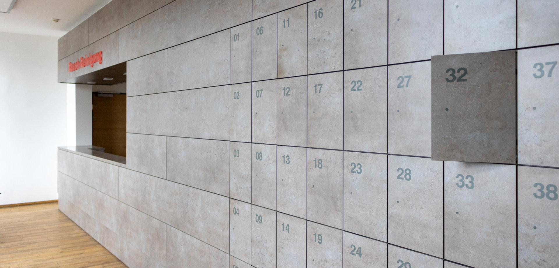 Wandverkleidung mit Tresen und Schließfächern