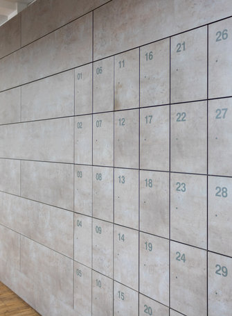 Wandverkleidung mit Tresen und Schließfächern