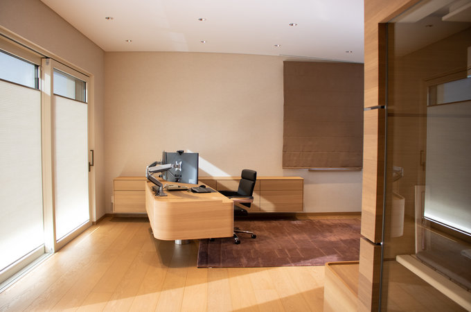 Schreibtisch mit Schränken 