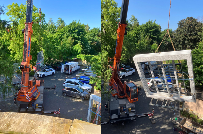 Hebeschiebetür wird mit einem Kran transportiert