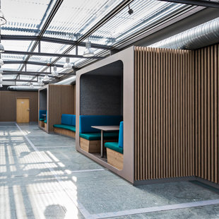 Wandverkleidung aus Akustikpaneelen