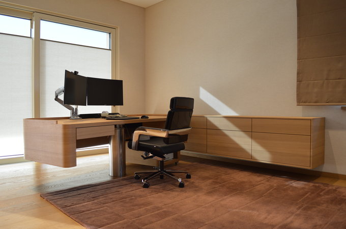 Schreibtisch mit Schränken 