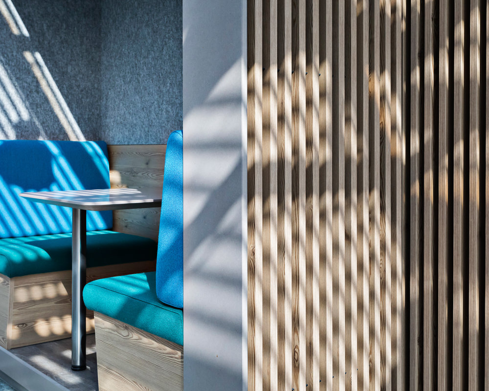 Wandverkleidung aus Akustikpaneelen