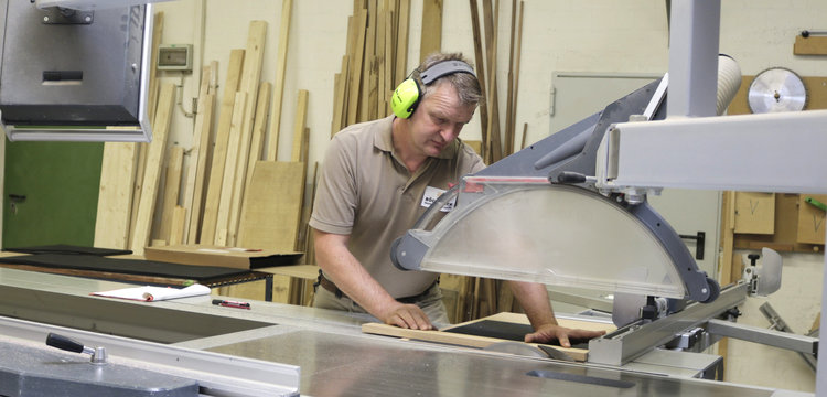 Mitarbeiter an der Säge