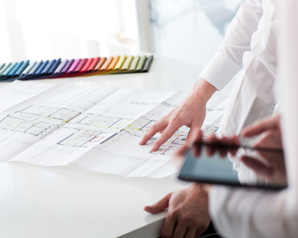 Mitarbeiter beim Bemustern und Beraten