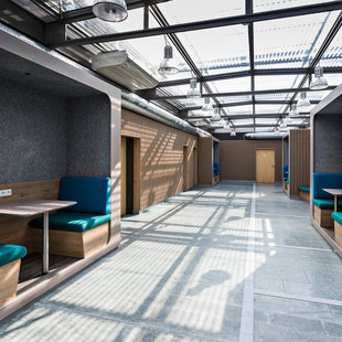 Sitznische mit Sitzbank und Wandverkleidung 