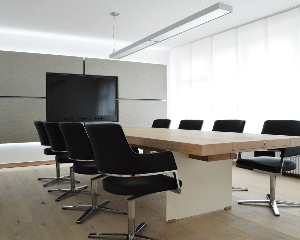 Konferenztisch mit Wandverkleidung