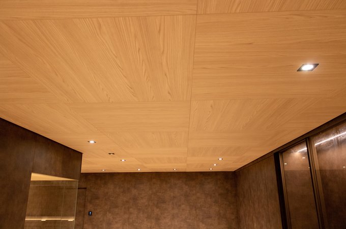 Deckenverkleidung aus Parkett