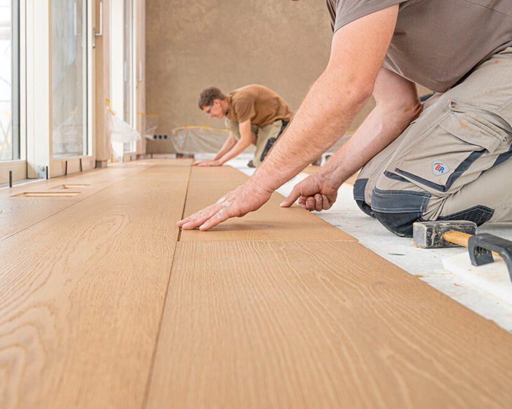 Mitarbeiter beim verlegen von Parkett 