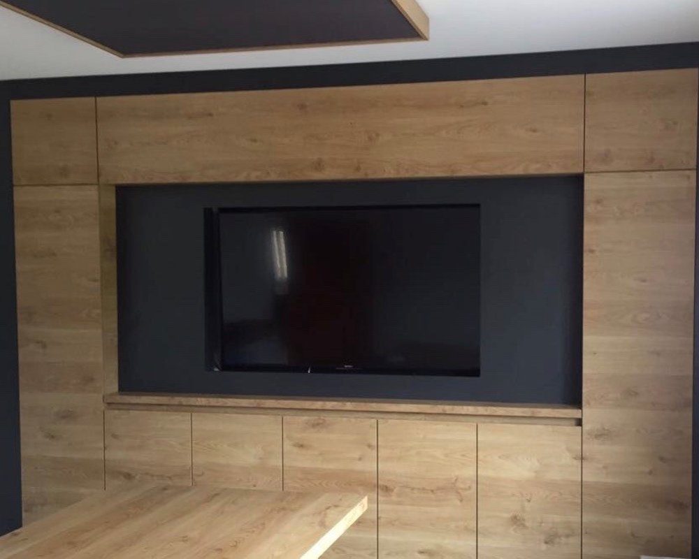 Wandverkleidung mit Bildschirm