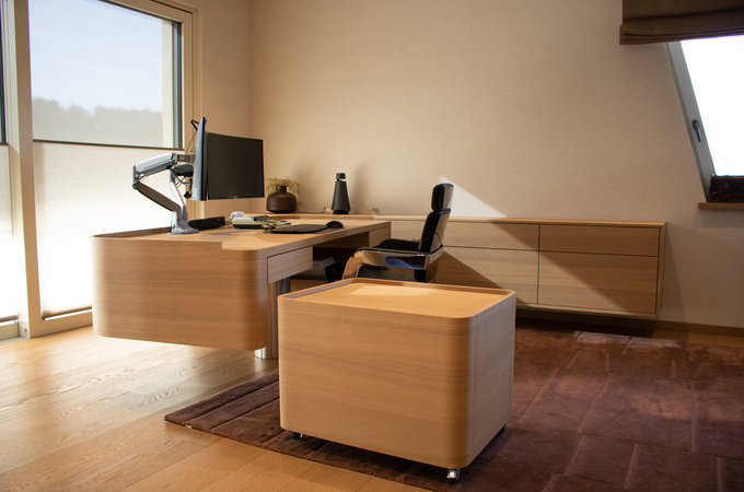 Schreibtisch mit Schränken 