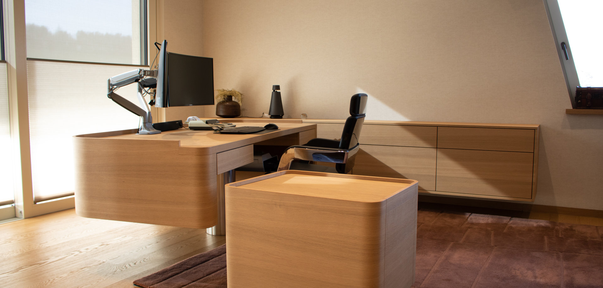 Schreibtisch mit Schränken 