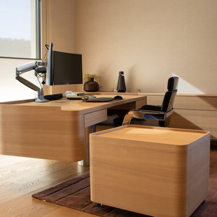 Schreibtisch mit Schränken 