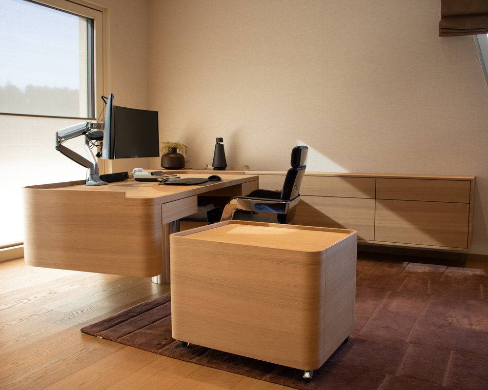 Schreibtisch mit Schränken 